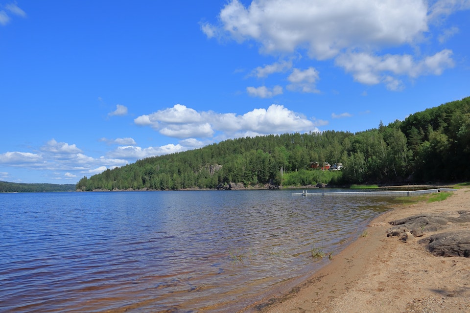 Olaglig brygga med helikopterplatta på Täby kommuns mark måste rivas