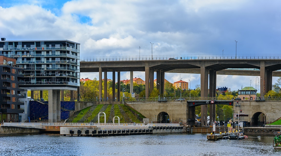 Dödsbo måste betala för vårdslös skeppare som föll i vattnet i slussen 