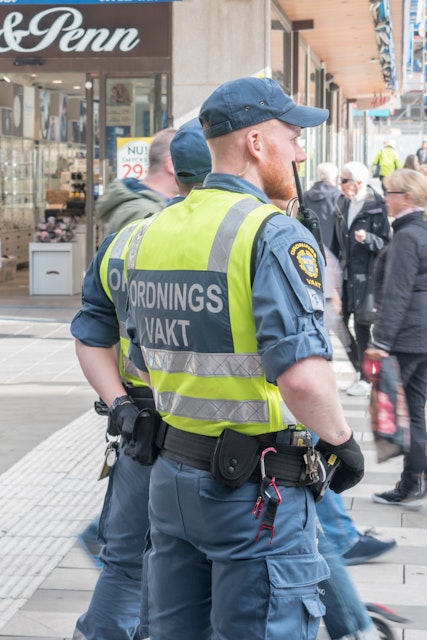 Rätt säga upp avstängd hovrättsvakt