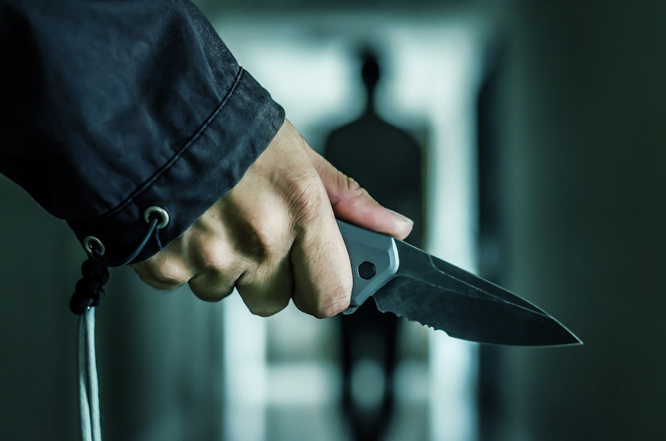 Tingsrätten friar 22-åring från dråp av två män som tog sig in i bostaden
