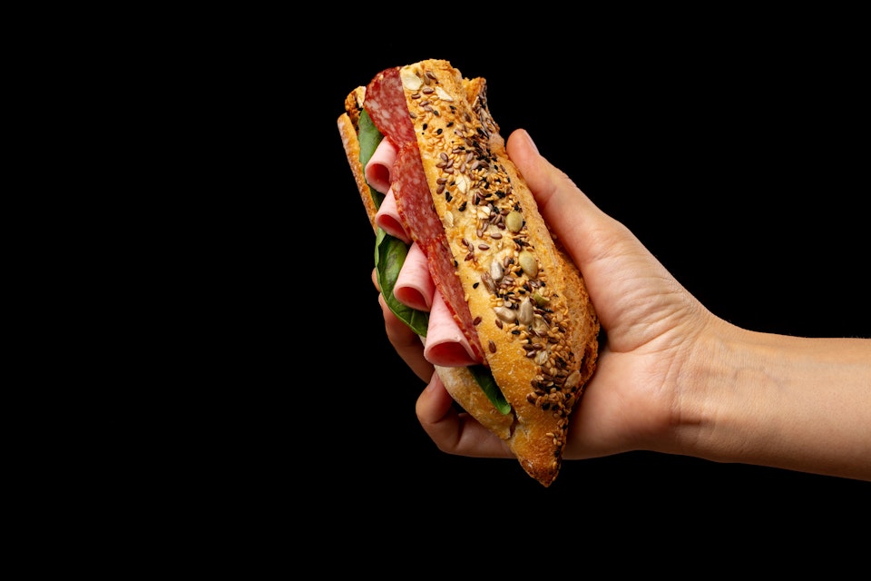 Kvinna som slog butiksbiträde med smörgås frias från rån