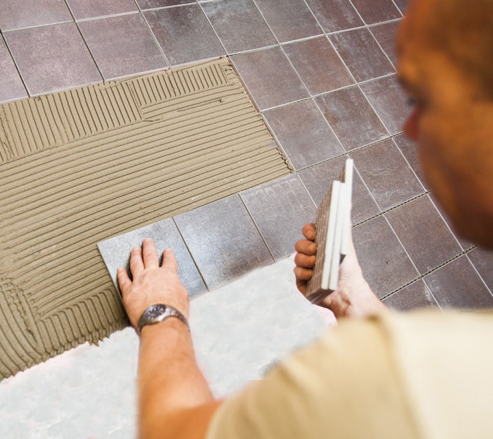 Stämningsansökan bevisade för sen reklamation av plattsättning