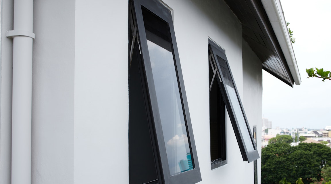 Klartecken för aluminiumfönster på sekelskifteshus i Sjöbo