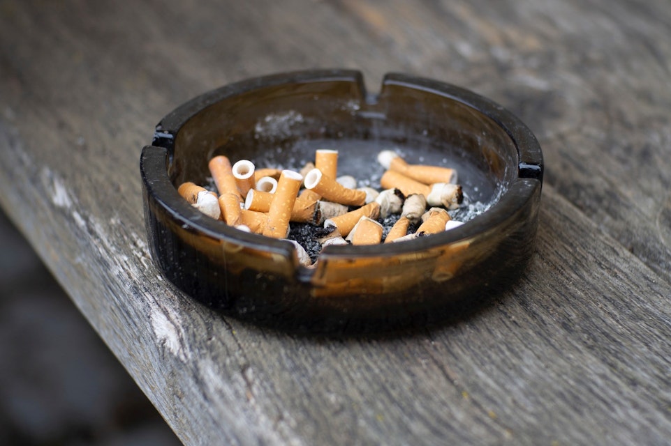 Slipper betala 300 000 kronor för rökning i lägenhet