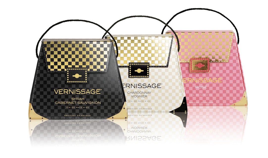 Vinboxar som ser ut som handväskor och röda stugor stoppas