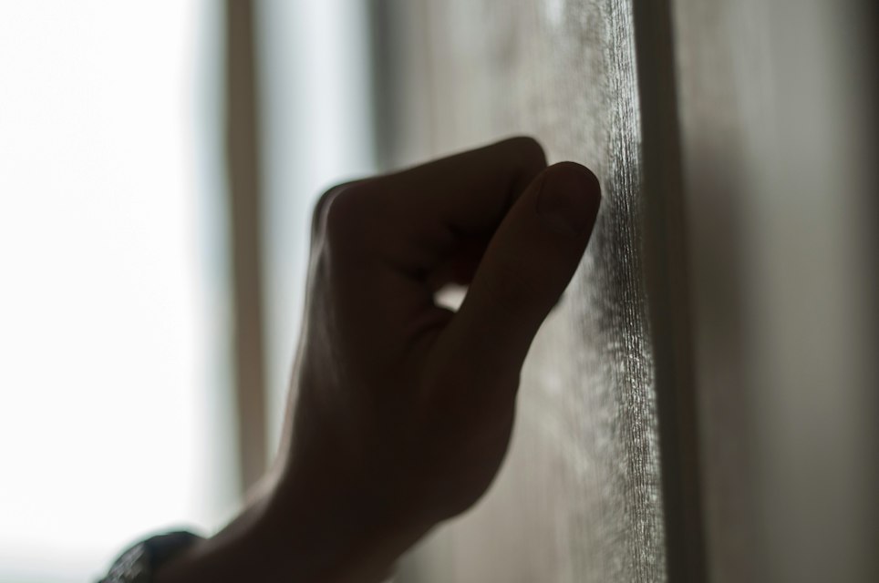 Skrikande och bankande kvinna måste flytta