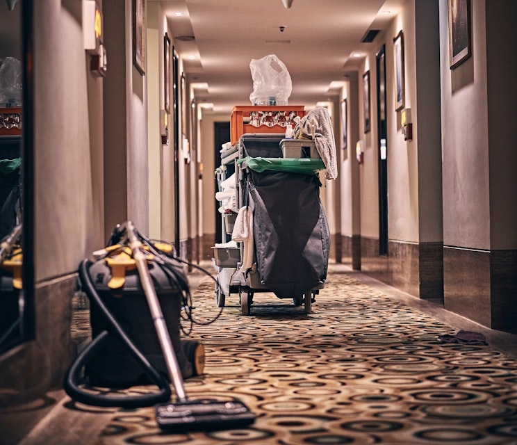 Hotellstäderska anses avskedad trots att hon lämnade in kläder och nycklar