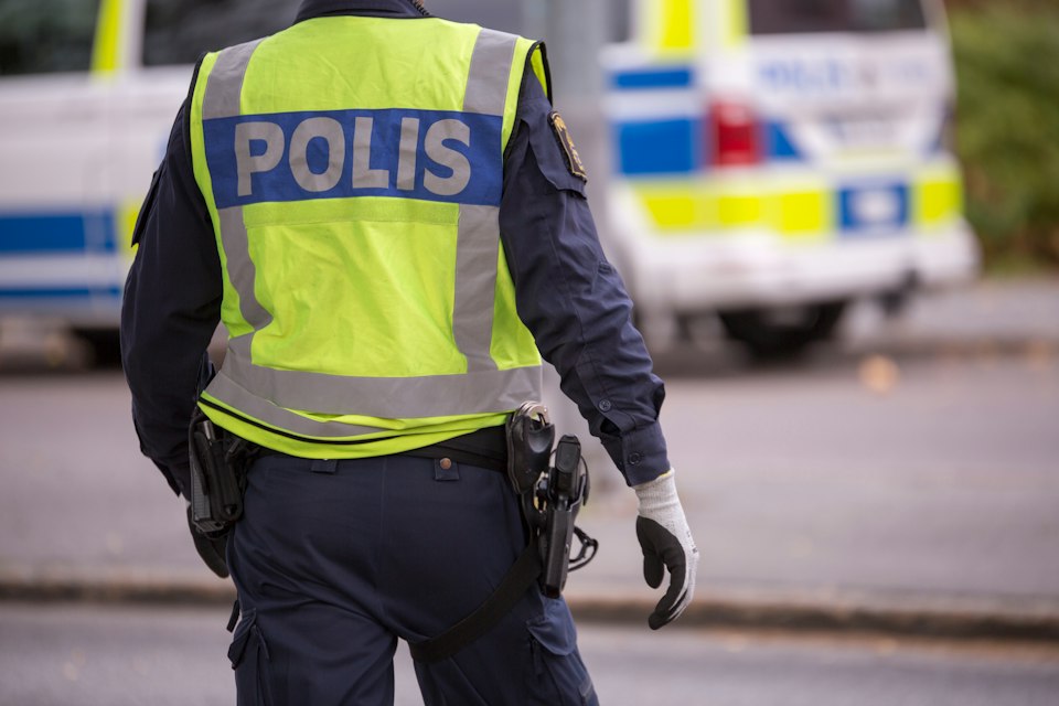 Sambo till kriminell måste sluta som polis