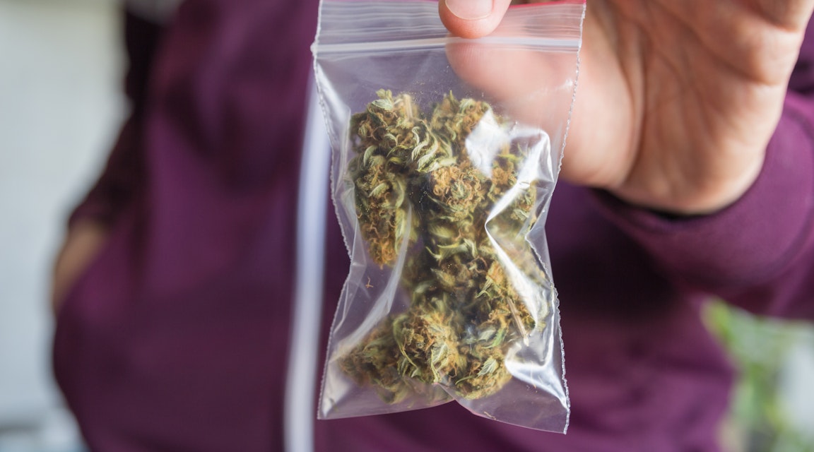 Tonårsflicka fälls för cannabis i behån – trots mycket kortvarigt innehav