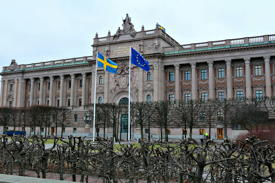 ”Pillade på och kring kjolkant” – men ex-minister frias