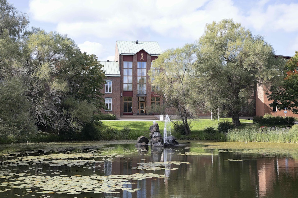Fängelsedömd frias i hovrätten – kan ha startat mordbrand i sömnen