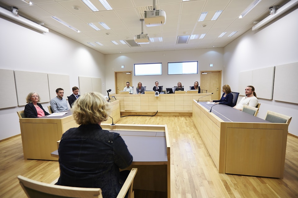 Samfundet ”friar” medverkande i hiphopvideo i rättssal