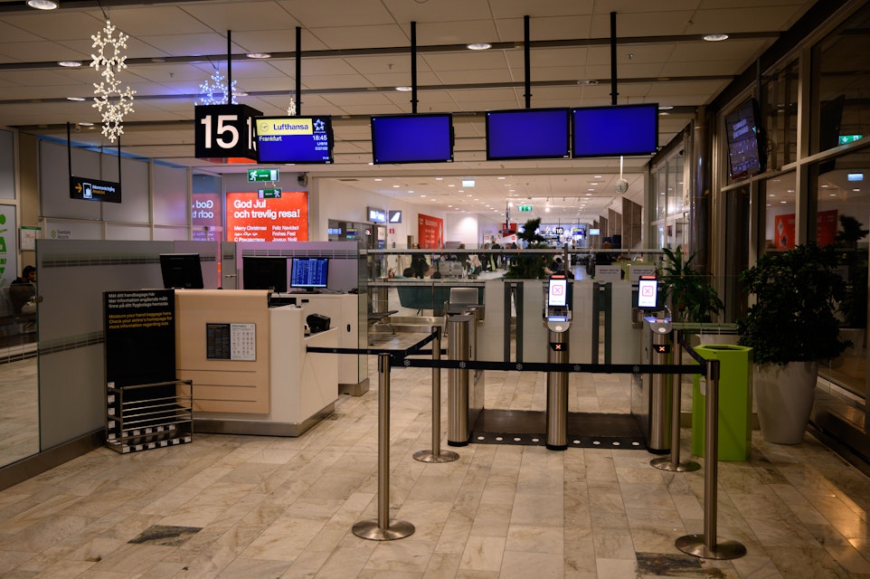 Gränskontrollant döms för 120 dataintrång