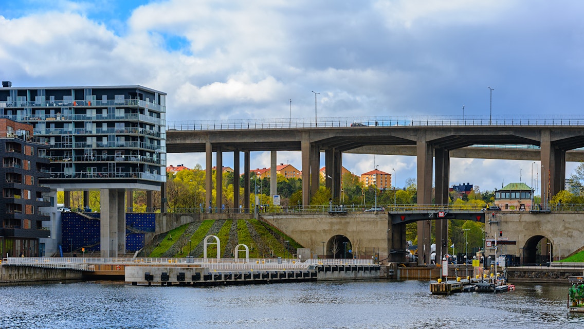 Vårdslös skeppare som föll i vattnet med motorn i gång är ersättningsskyldig