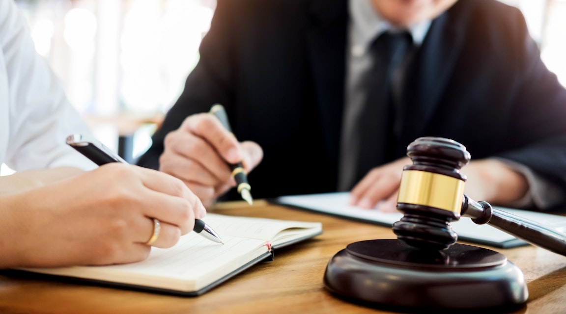 Advokat anses ha bjudit affärsman på juridisk rådgivning 