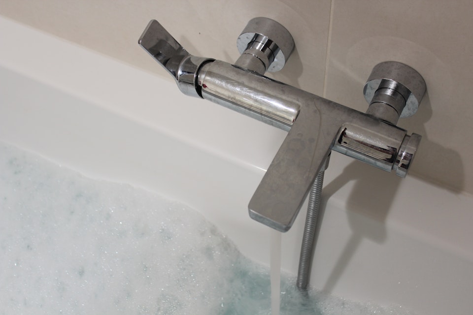 Tidigare dömd frias för injiceringsmord - ex-flickvän kan ha förgiftat sig själv