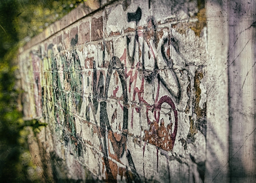 Klottrade ”KNUT” över hela stan – 23-åring döms