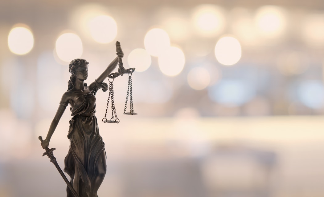 Jurist döms till fängelse och näringsförbud för grovt bedrägeri