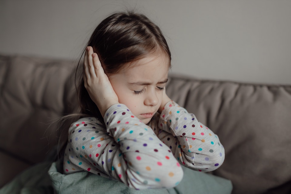 Slå sin fru inför 2-årig dotter barnfridsbrott