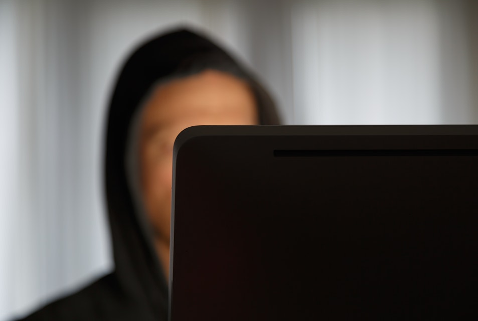 Rasistiska kommentarer i gruppen "Stå Upp För Sverige" togs inte bort - administratören döms