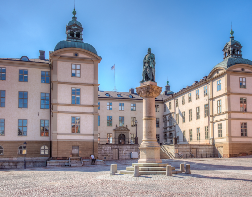 Får bo kvar trots dubbla hyreskontrakt och bostadsrätt