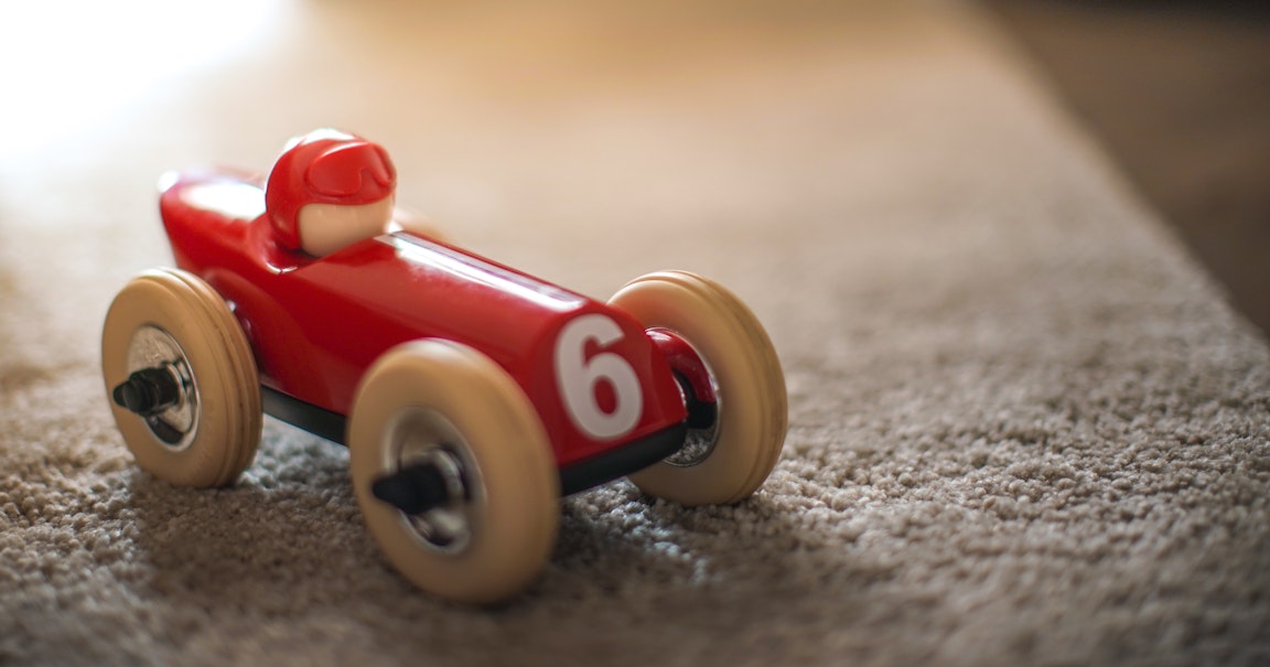 Arbetsskada när leksaksbil skadade tand