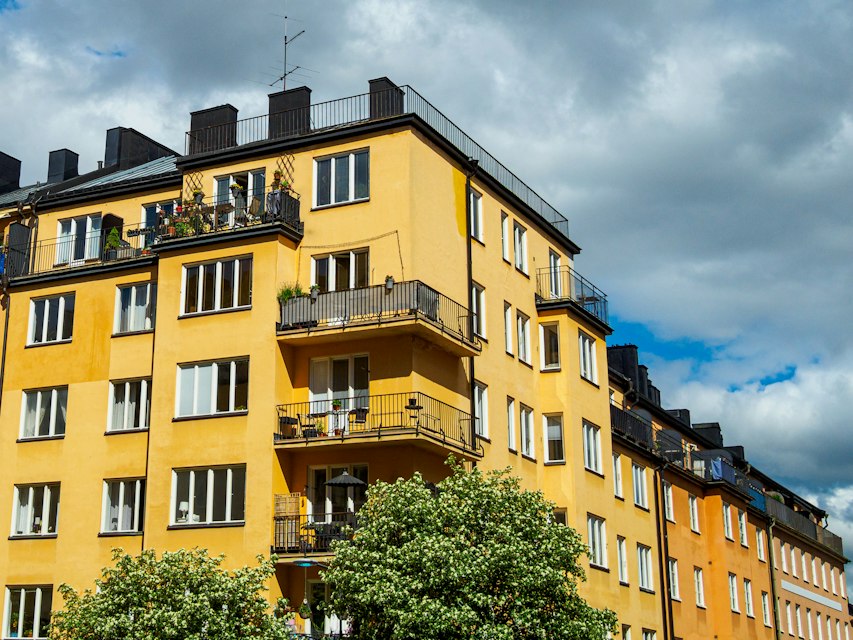 Förlorar lägenhet i centrala Stockholm efter borrande och hamrande